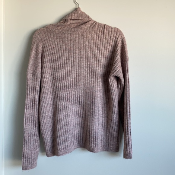 🌸Denver Hayes Turtleneck🌸 - Picture 2 of 2